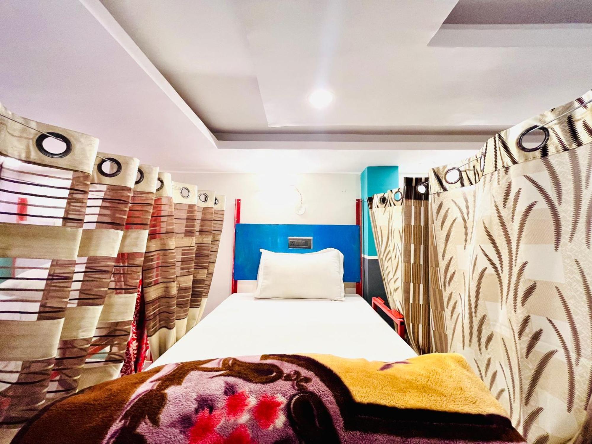Bonfire Hostels Rishīkesh Exteriör bild